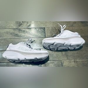 Women’s Sz 7.5 Violet/Silver Hoka One One Bondi 8